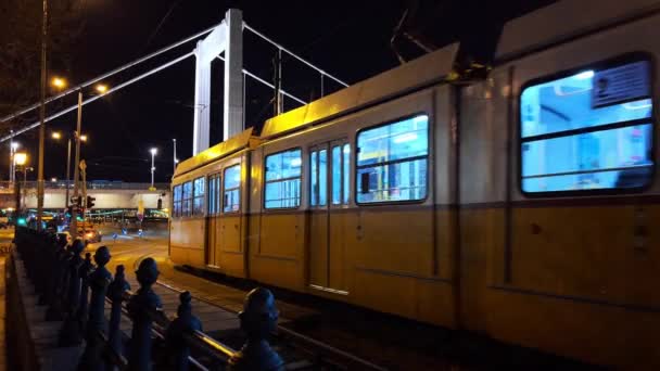 Pohled Jezdeckou Žlutou Tramvaj Proti Mostu Elisabeth Budapešť Maďarsko — Stock video