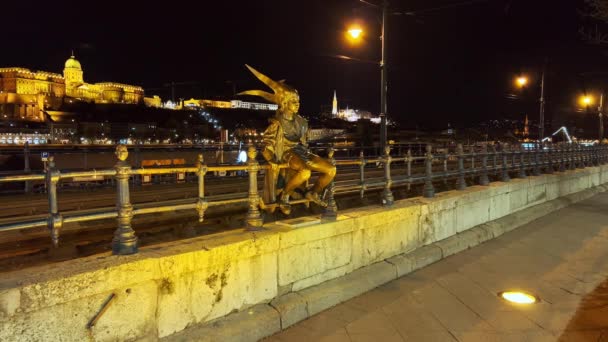 リトルプリンセス像とヴィンテージイエロートラムの夜景 その背後に乗って ブダペスト ハンガリー — ストック動画