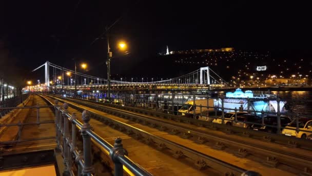 Bonde Amarelo Retro Vai Até Ponte Elisabeth Cidade Noturna Budapeste — Vídeo de Stock