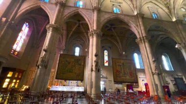 COMO, İtalya - 20 Mart 2022: 20 Mart 'ta Como' da Gotik atari salonu, gotik kiliseleri, duvar halıları ve küçük şapelleri olan ortaçağ Santa Maria Assunta Katedrali 'ni keşfetmek