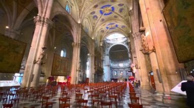 COMO, İtalya - 20 Mart 2022: Santa Maria Assunta Katedrali 'nin Gotik dua salonu, 20 Mart' ta Como 'da süslü süslemeler, oymalar ve boyalı detaylarla süslenmiş.