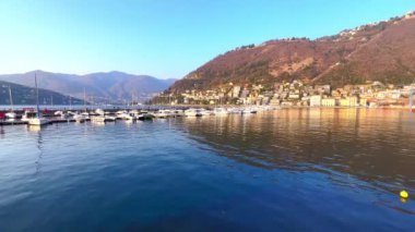 Como Gölü 'nün etrafında dolaşın ve yüzeyindeki dağların güzel yansımasının tadını çıkarın, Como, İtalya