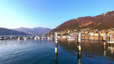 Feribotu izleyin, Como Gölü 'nde yüzüyor arkada Monte Boletto yamacı, Como, Lombardy, İtalya