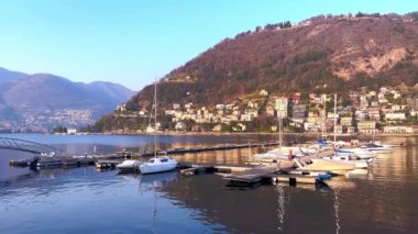 Monte Boletto 'ya karşı Como, Lombardy, İtalya' da evleri ve villaları olan Piero Foranea Caldirola Gölü 'nde yatları, tekneleri ve barajı olan Panorama.