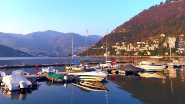 Como Gölü 'ndeki akşam. Tersaneler, demirli tekneler ve yatlarla dolu. Como, İtalya.