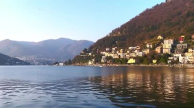 Como, Como, Lombardy, İtalya 'nın yüzeyindeki dalgaların tadını çıkar.