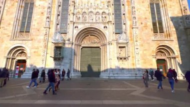 COMO, İtalya - 20 Mart 2022: Como Katedrali, Piazza del Duomo Meydanı 'nın oymalı taş cephesi, 20 Mart' ta Como