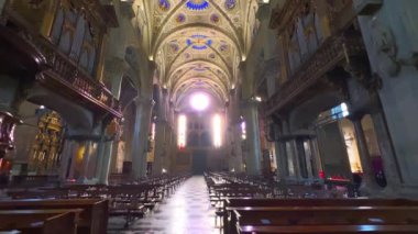 COMO, ITALY - 20 Mart 2022: Santa Maria Assunta Katedrali 'nin tarihi dua salonu, 20 Mart' ta Como 'da yaldızlı detaylar, oymalar ve çelenklerle süslenmiş, fresklerle döşenmiş.