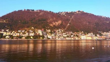 Como Gölü ve Monte Boletto Gölü, Como, Lombardy, İtalya 'nın göl yüzeyine yansıyan parlak mavi manzaranın tadını çıkarın.