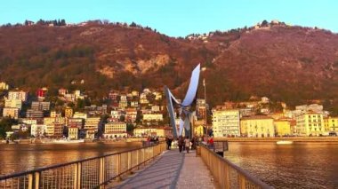 Como Gölü 'ndeki Diga Piero Foranea Caldirola (Baraj) yaya geçidi ve Monte Boletto, Como, İtalya' nın önündeki modern Electric Life heykeli.
