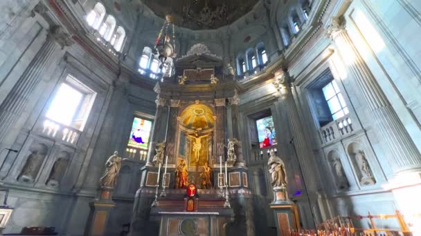 意大利 2022年3月20日 3月20日在科莫 圣玛利亚阿斯松塔大教堂的历史教堂 装饰有圣石像的十字架祭坛 — 图库视频影像