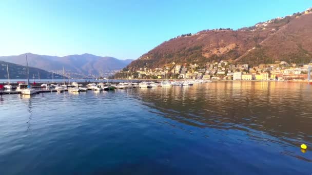 Como Gölü Nün Etrafında Dolaşın Yüzeyindeki Dağların Güzel Yansımasının Tadını — Stok video