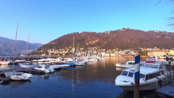 아름다운 볼레토 호수에 보트와 요트와 태양으로 이탈리아 — 비디오