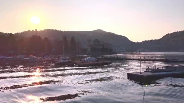 明亮的落日映照在意大利科莫湖的黑暗波纹的水面上 — 图库视频影像