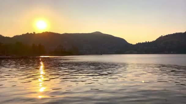 享受科莫湖上明亮的金色落日 周围环绕着意大利科莫阿尔卑斯山的黑暗轮廓 — 图库视频影像