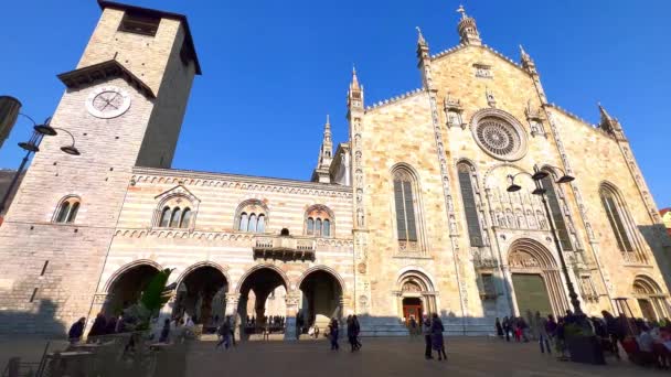 Como Italien Mars 2022 Katedralstorget Med Medeltida Brolettpalatset Dess Klocktorn — Stockvideo