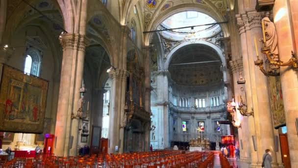 意大利 2022年3月20日 圣玛利亚阿斯松塔大教堂全景内饰有雕刻的拱顶 镀金装饰 木器和华丽的穹顶 3月20日在科莫 — 图库视频影像