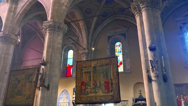 意大利 2022年3月20日 3月20日在科莫 圣玛利亚阿斯松塔大教堂祈祷厅 有雕刻的拱顶 彩色玻璃窗户 — 图库视频影像
