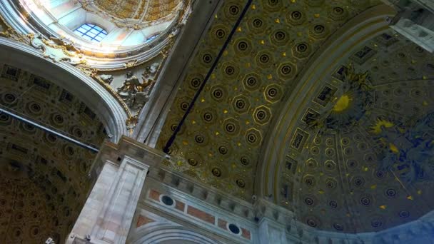 意大利科莫 2022年3月20日 3月20日在科莫 圣玛利亚阿斯松塔大教堂装饰华丽的拱顶和圆顶全景 — 图库视频影像
