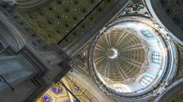 意大利科莫 2022年3月20日 3月20日在科莫 圣玛莉亚阿斯松塔主教座堂圆顶景观轮用镀金粉刷装饰和浮雕图案 — 图库视频影像