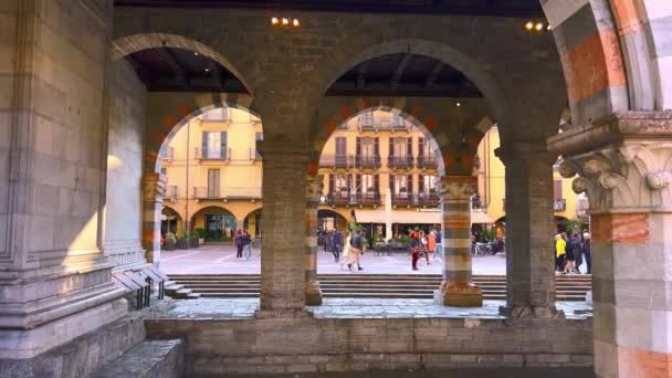 意大利科莫 2022年3月20日 布洛莱托宫的半公共拱廊于3月20日在科莫的大教堂广场上打开了视野 — 图库视频影像