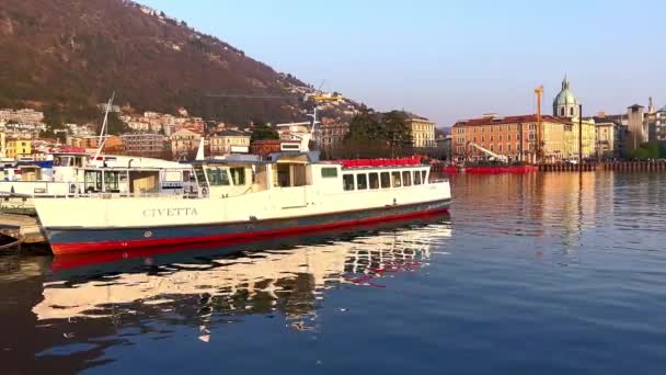 Ferry Turístico Puerto Lago Como Contra Vivienda Histórica Torres Cúpulas — Vídeo de stock