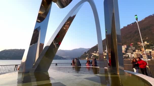 Moderna Escultura Electric Life Dedicada Alessandro Volta Localizada Barragem Piero — Vídeo de Stock