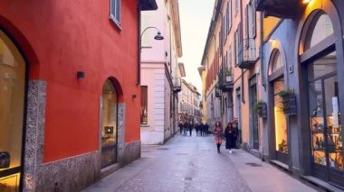 Turist dükkanları, marka butikleri, kafeleri ve restoranları olan dar eski kasaba sokaklarının tadını çıkarın. Como, İtalya