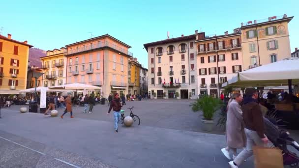 イタリアのComo March 2022 混雑した屋外レストランや美しい建物を持つ歴史的な歩行者アレッサンドロ ヴォルタ広場 3月20日コモで — ストック動画