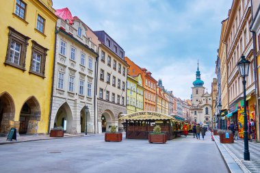 PRAG, CZECHIA - 7 Mart 2022 'de Prag' da, Havelska Caddesi 'ndeki ortaçağ kasaba evleri ve ahşap tezgahlar hattı