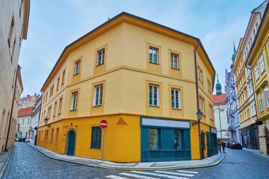 Anenska ve Liliova caddelerinin köşesindeki kaotik evler ve dar sokaklar Mesto, Prag, Çek Cumhuriyeti