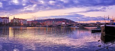 Vltava Nehri 'nin akşam manzarası Jirasek Köprüsü ve Petrin Tepesi arka planda, Prag, Çek Cumhuriyeti