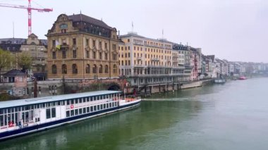 İsviçre, Basel 'in Altstadt Grossbasel mahallesindeki Ren Nehri kıyısındaki tarihi konutlar ve modern binalar