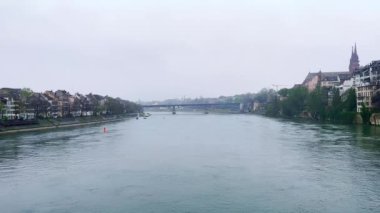 Sis Wettsteinbrucke (Wettstein Köprüsü), İsviçre 'nin Basel şehrinin Altstadt Grossbasel ve Altstadt Kleinbasel ilçelerini birbirine bağlar.