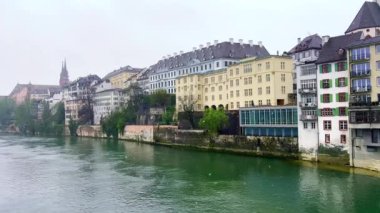 Nehir kıyısından Altstadt Grossbasel ilçesi Basel Gotik çan kuleleri, tarihi ve modern evler, nehre bakan Basel, İsviçre