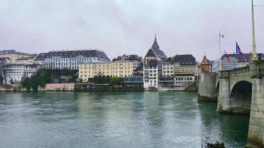 Tepe Altstadt Grossbasel bölgesinin panoramik manzarası. Eski çatıları, Martinskirche kilisesinin çan kuleleri ve Ren Nehri, Basel, İsviçre 'deki Orta Köprü' den Basel Katedrali.