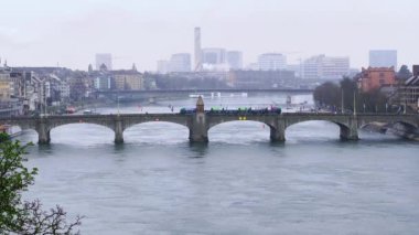 Grossbasler Altstadt Mahallesi Basel Mahallesi 'nden Sis Nehri ve Mittlere Brucke (Orta Köprü)