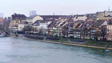 Altstadt Kleinbasel ve Orta Köprü, Basel, İsviçre manzaralı karlı bir havada Ren Nehri Panoraması