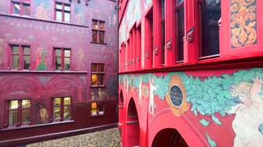 Basler Rathaus 'un (belediye binası) süslemeli geç dönem Gotik binası, parlak ve koyu kırmızı duvarlarda renkli freskler barındırır, Basel, İsviçre