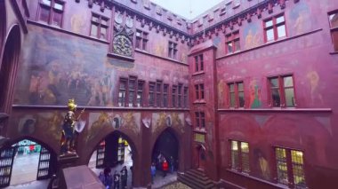 Basel Belediyesi 'nin (Basler Rathaus) geç dönem Gotik avlusu, İsviçre' nin zengin dekore edilmiş kırmızı gama freskleri.