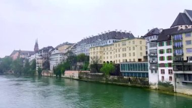 Orta Köprü, Martinskirche ve Basel Gotik çan kuleleri ve Ren Nehri, Basel, İsviçre ile Altstadt Grossbasel ilçesinin tarihi ve modern konutları üzerine manzarayı gözler önüne serer.