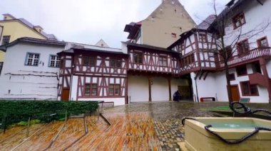 İsviçre 'nin Basel kentindeki tarihi yarı keresteli evler ve modern Kültür Müzesi pavyonu panoramik görünümü