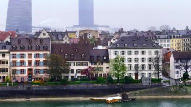 Altstadt Kleinbasel ve Orta Köprü, Basel, İsviçre manzaralı karlı bir havada Ren nehri seti manzaralı panorama