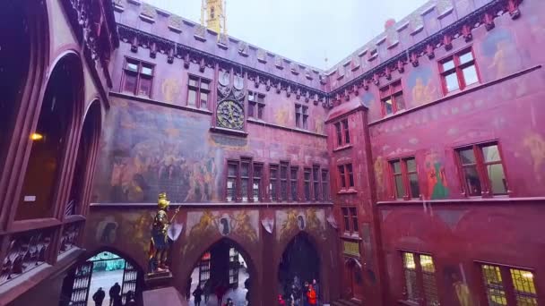 瑞士巴塞尔市政厅 Basler Rathaus 晚期哥特式庭院装饰华丽的红色伽玛壁画全景 — 图库视频影像
