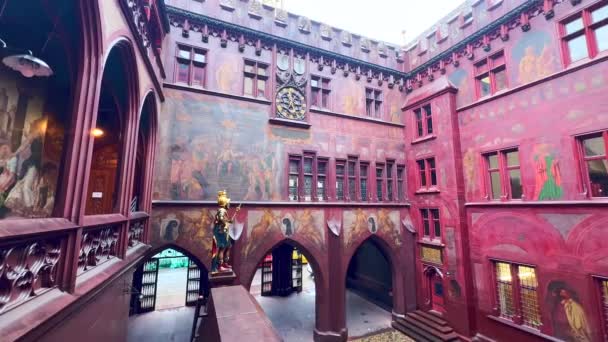 巴塞尔市政厅 Basler Rathaus 壁画庭院全景 带有瑞士Lucius Munatius Plancus的古钟和雕像 — 图库视频影像