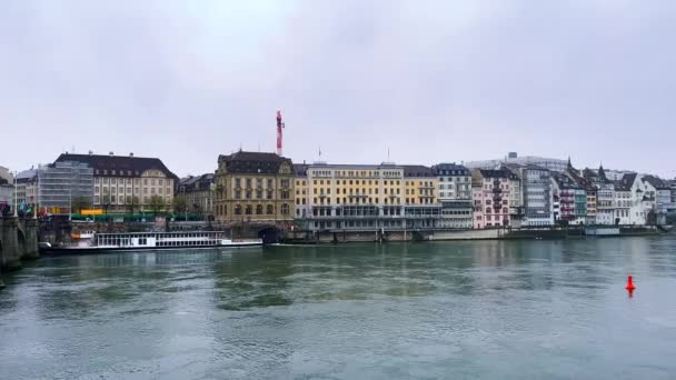 Панорама Дощового Базеля Рейном Середнім Мостом Міттл Брук Історичною Архітектурою — стокове відео