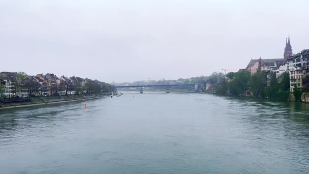 Die Neblige Wettsteinbrücke Über Den Rhein Die Die Basler Stadtteile — Stockvideo