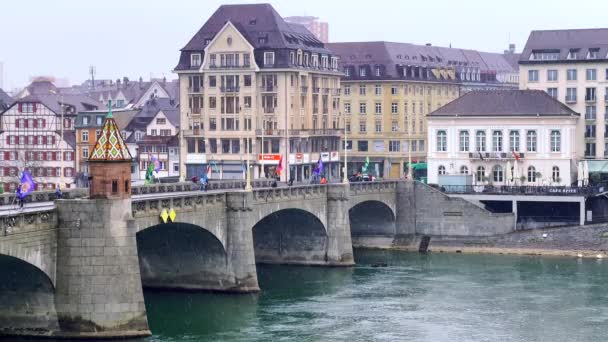 Die Mittlere Brücke Mit Kapellijoch Einem Verschneiten Tag Mit Ziegeldach — Stockvideo