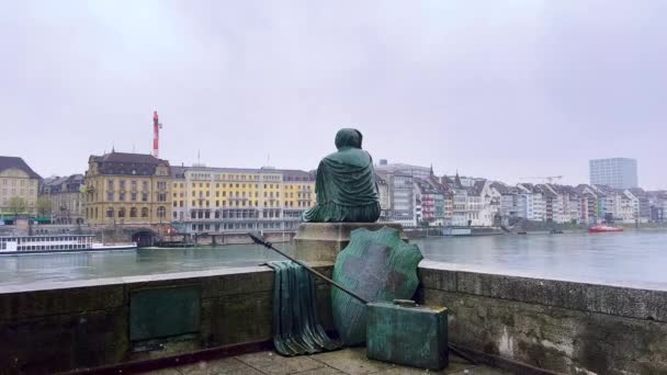Die Bronzestatue Helvetia Auf Reisen Rheinufer Vor Der Wohnbebauung Der — Stockvideo