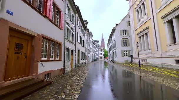 Historische Smalle Regenachtige Augustinergasse Straat Met Traditionele Zwitserse Huizen Klokkentorens — Stockvideo